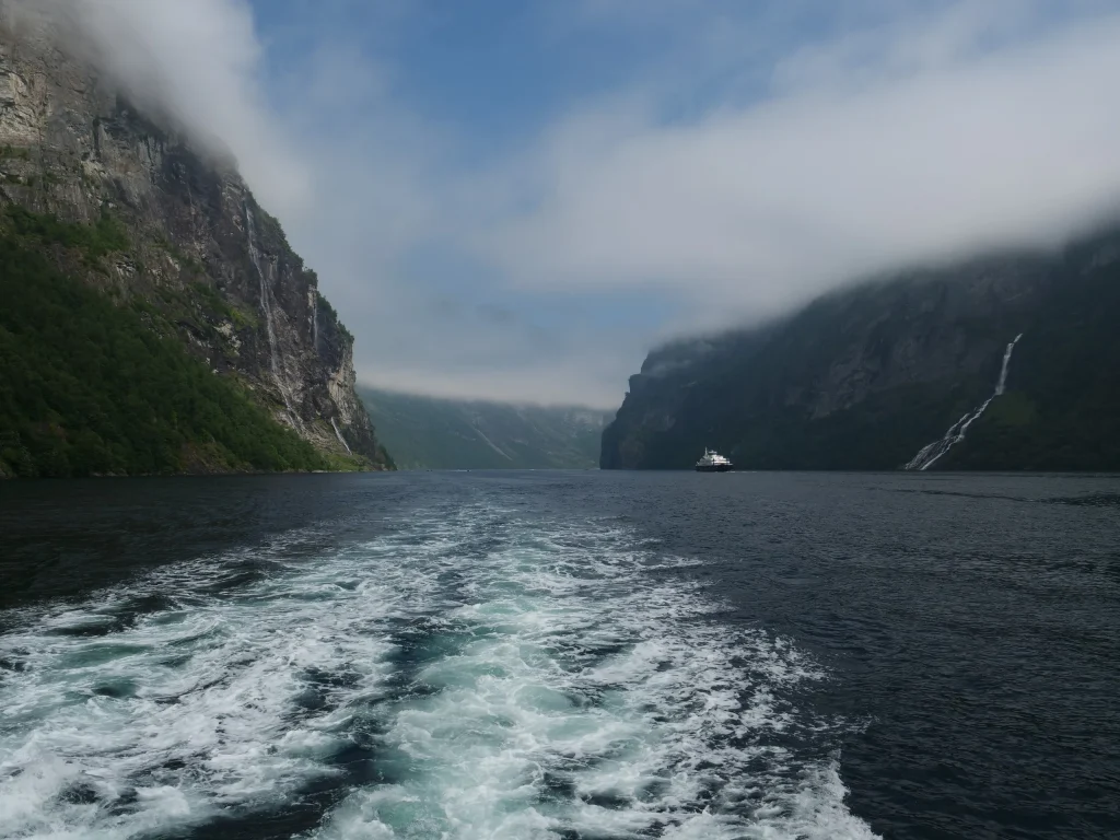 Seven Sisters observées depuis le bateau sur le Geirangerfjord