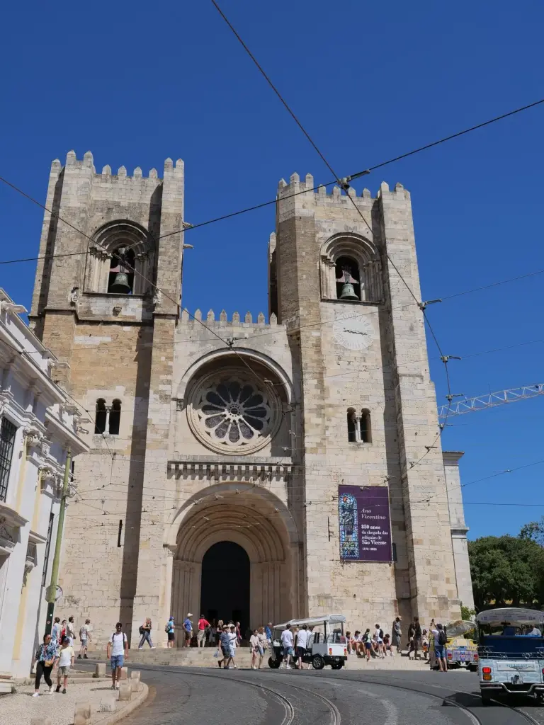 Façade de la cathédrale Sé de Lisbonne