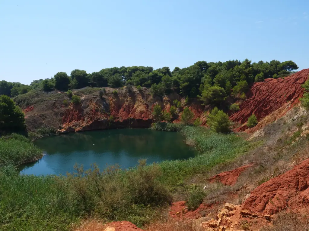 Lac et terres rouges de la Cava di Bauxite près d'Otranto