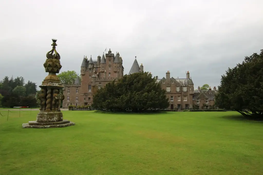 Glamis Castle vu depuis ses jardins