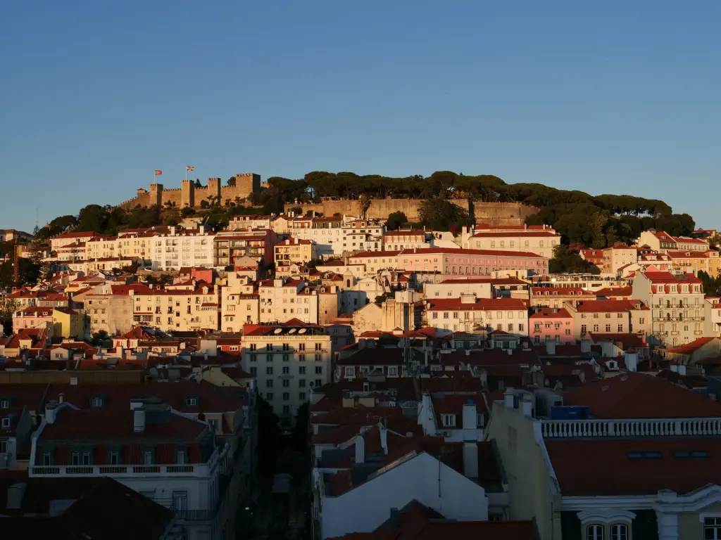 Château de São Jorge au coucher du soleil au-dessus de Lisbonne