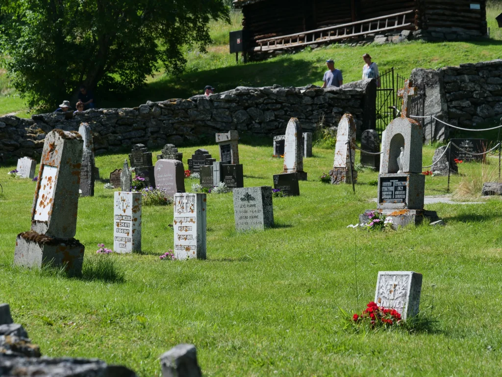 Cimetière autour de l'église en bois de Borgund