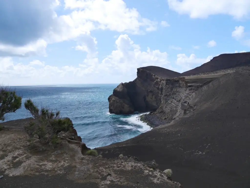 Côte volcanique de Capelinhos sur l'île de Faial