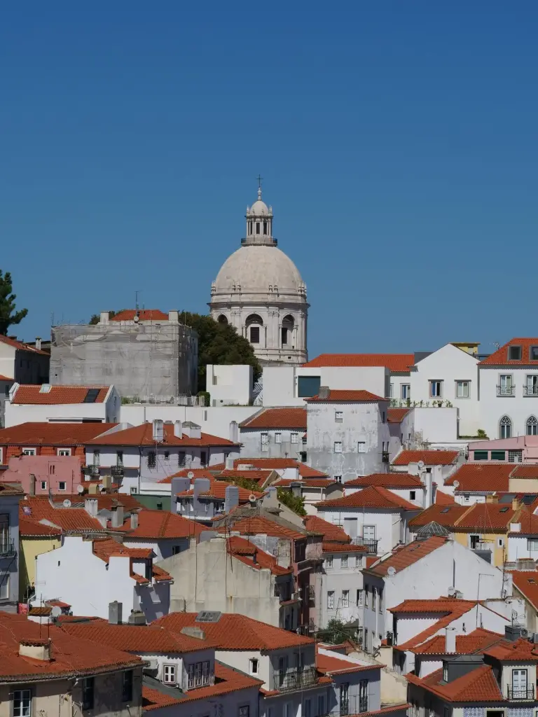 Dôme du Panthéon national au-dessus des toits de l'Alfama
