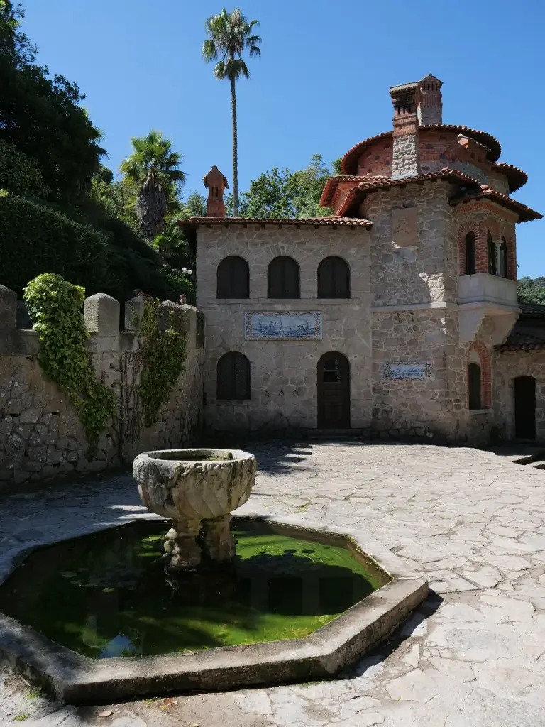 Entrée fortifiée du château des Maures à Sintra