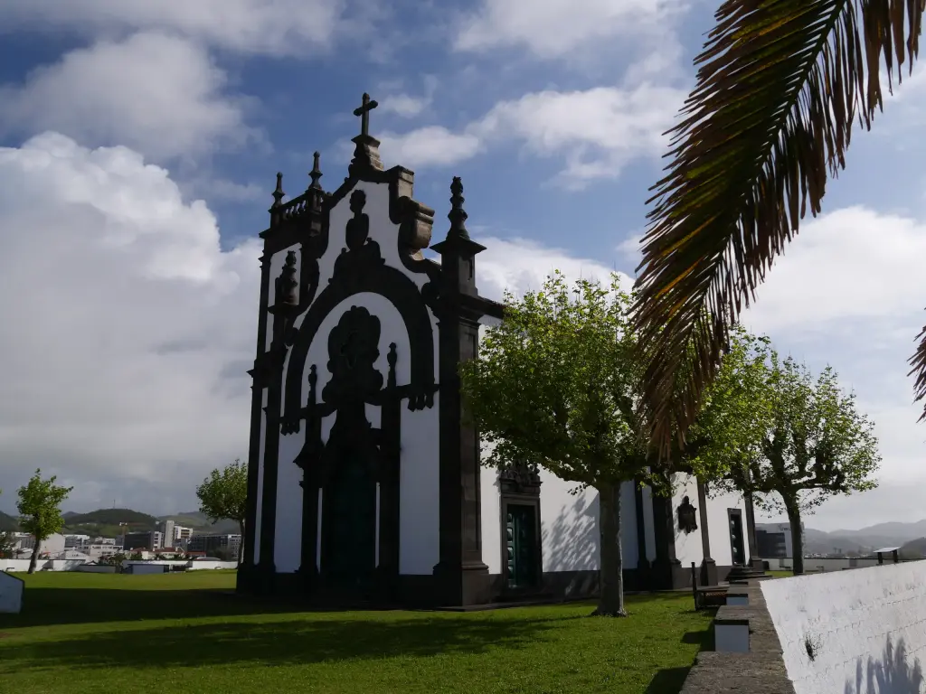 Ermida da Mãe de Deus dominant Ponta Delgada