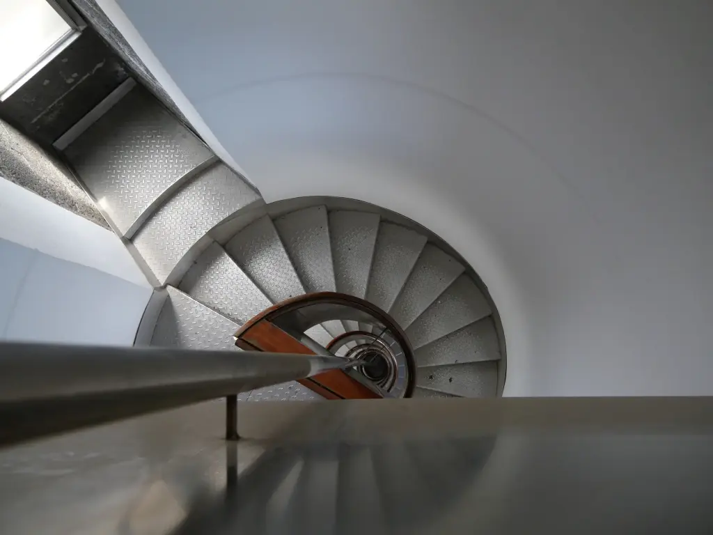 Escalier en colimaçon à l'intérieur du phare de Capelinhos