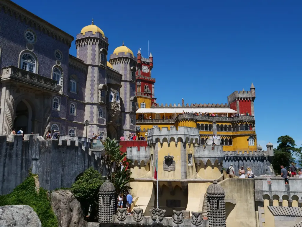 Façade colorée du palais de Pena à Sintra