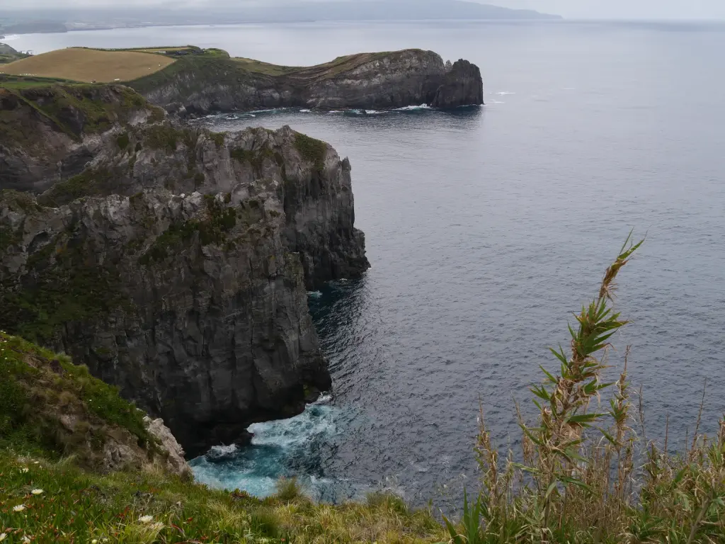 Falaises de la côte nord de São Miguel
