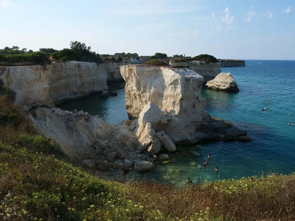 Falaises et rochers des Faraglioni di Sant'Andrea