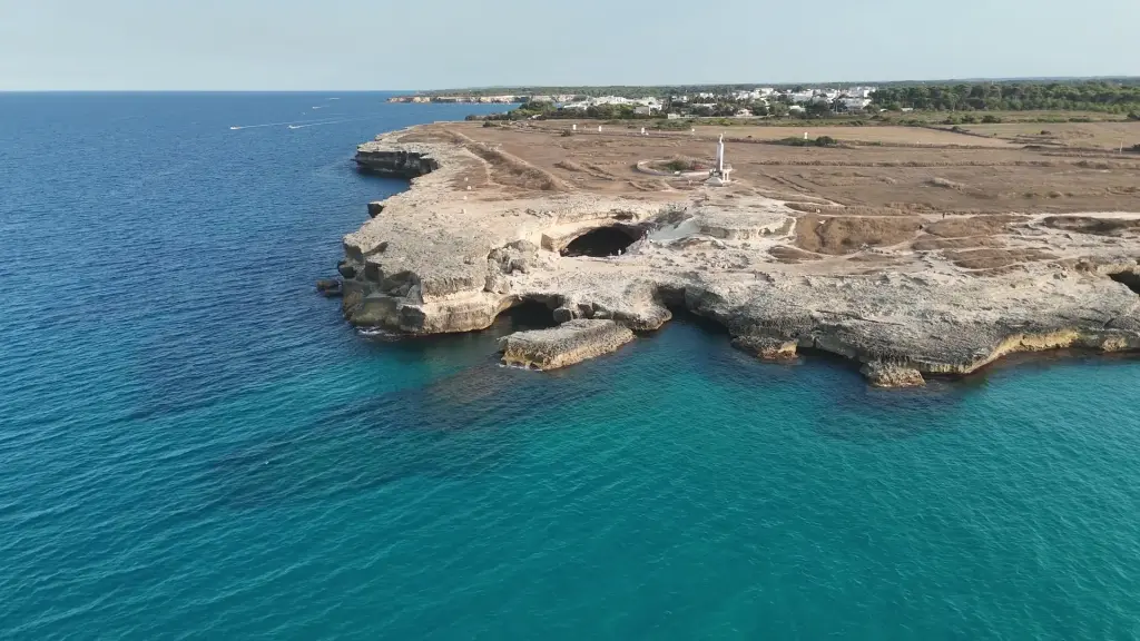 Grotta della Poesia et côte rocheuse de Roca Vecchia vues par drone
