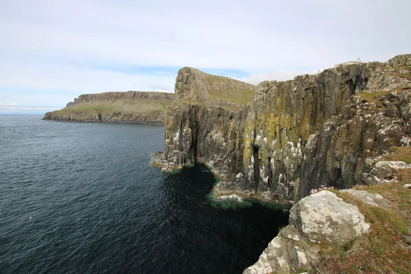 Falaises de Neist Point plongeant dans la mer sur l'île de Skye