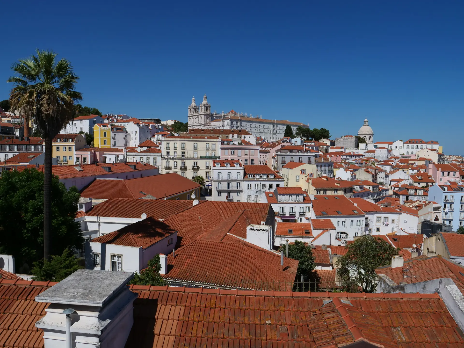 Toits rouges de l'Alfama et monastère de São Vicente de Fora à Lisbonne