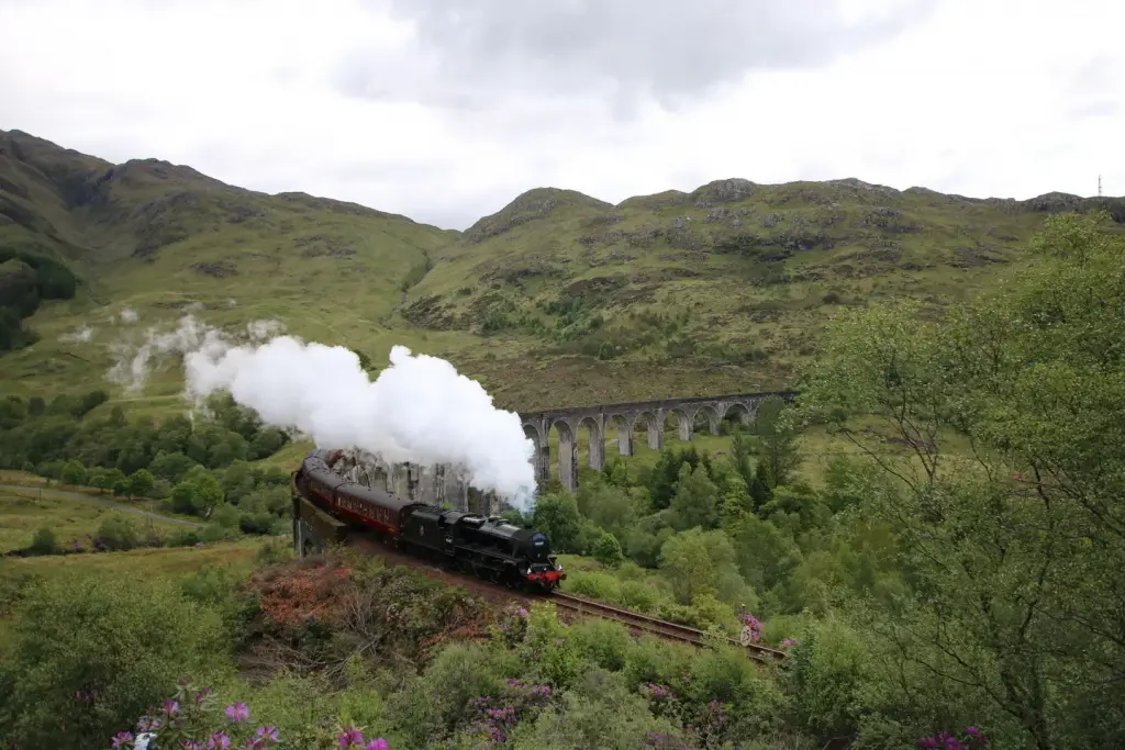 Jacobite Steam Train traversant le viaduc de Glenfinnan
