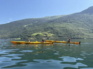 Kayak guidé en famille sur le fjord de Flåm