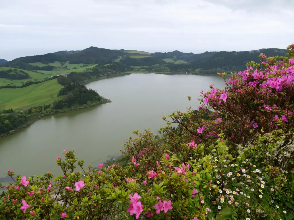 Lagoa das Furnas depuis le Miradouro do Pico do Ferro