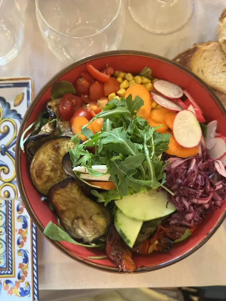 Assiette végétarienne au Miro Coffee Bistrot à Lecce