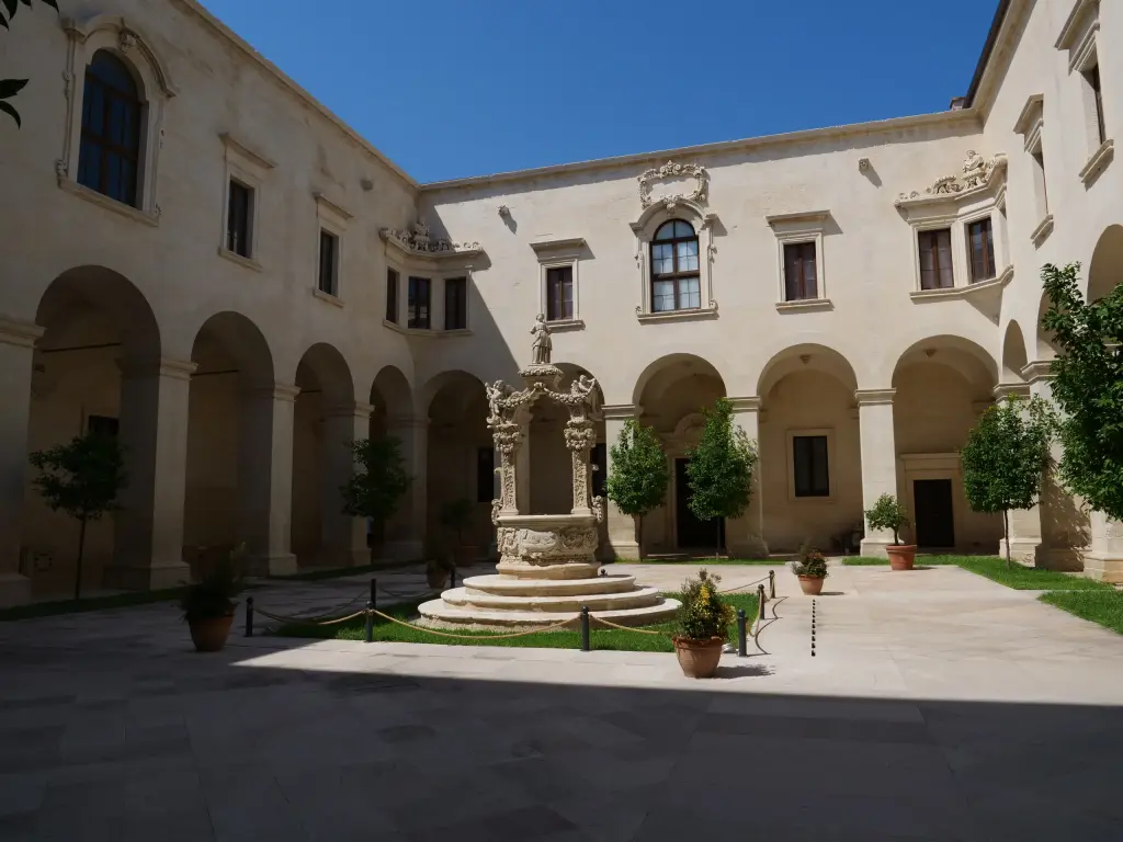 Cour intérieure d'un édifice historique à Lecce