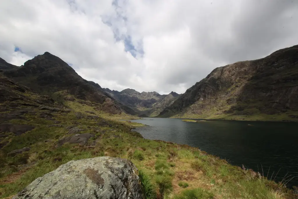 Loch Coruisk entouré par les montagnes des Cuillin