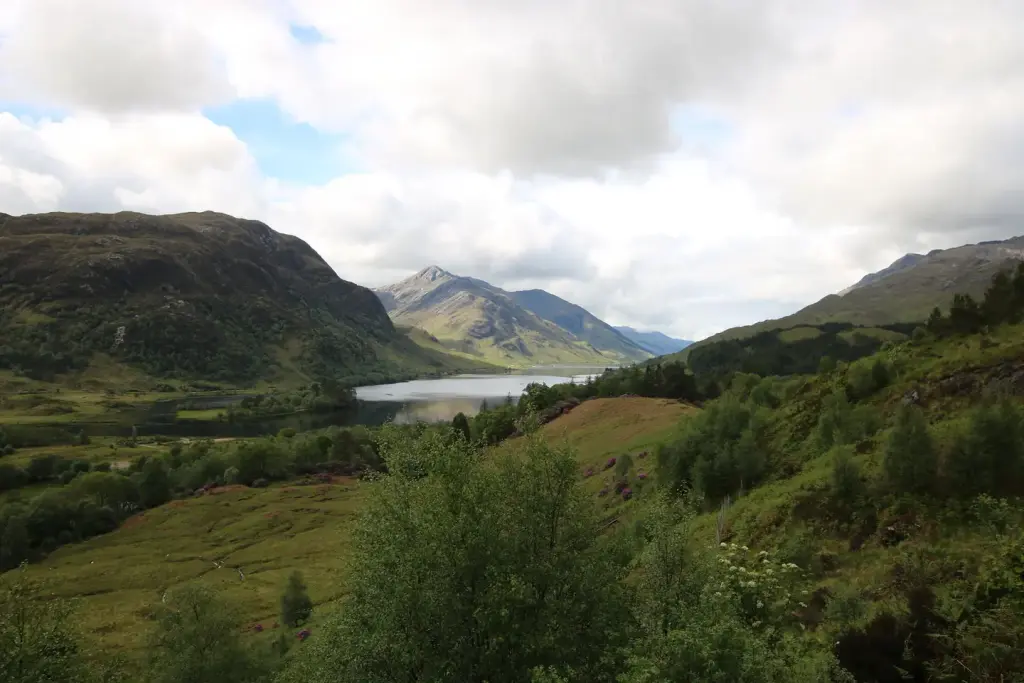 Loch Shiel et montagnes des Highlands près de Glenfinnan