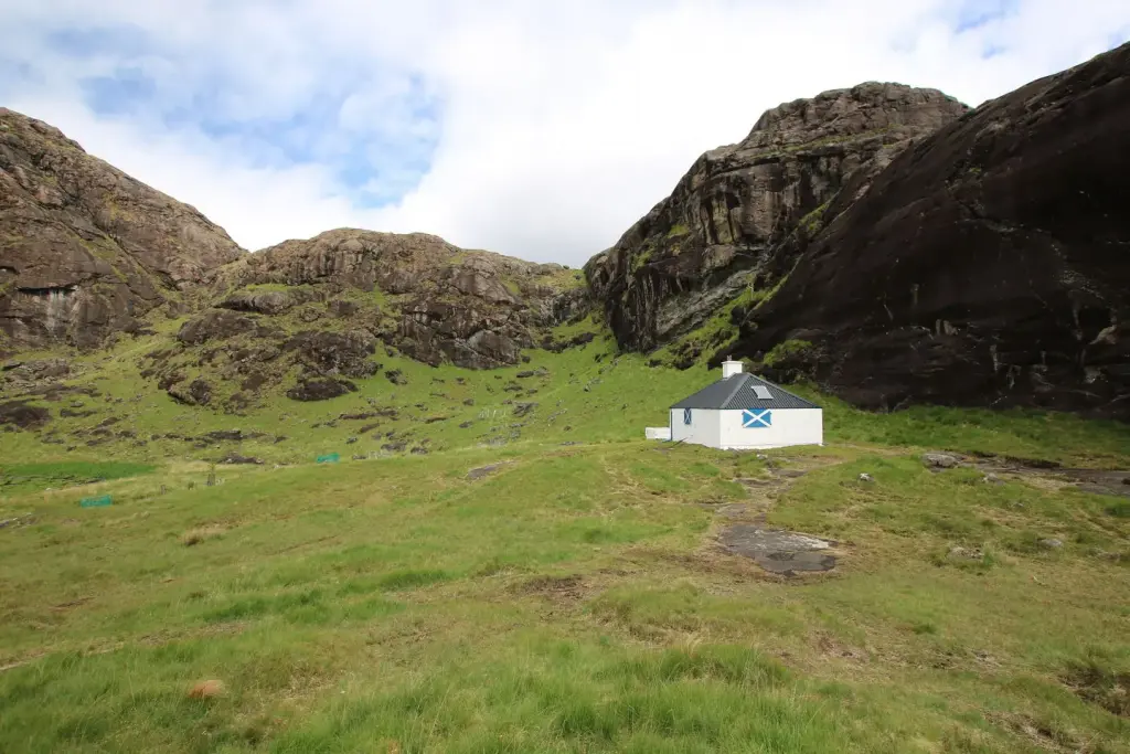 Maison isolée dans le paysage du Loch Coruisk