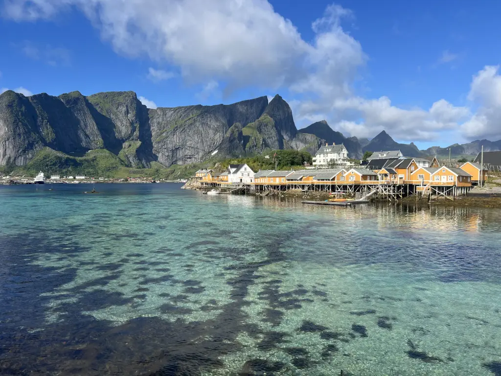 Maison jaune de Sakrisøy dans les îles Lofoten