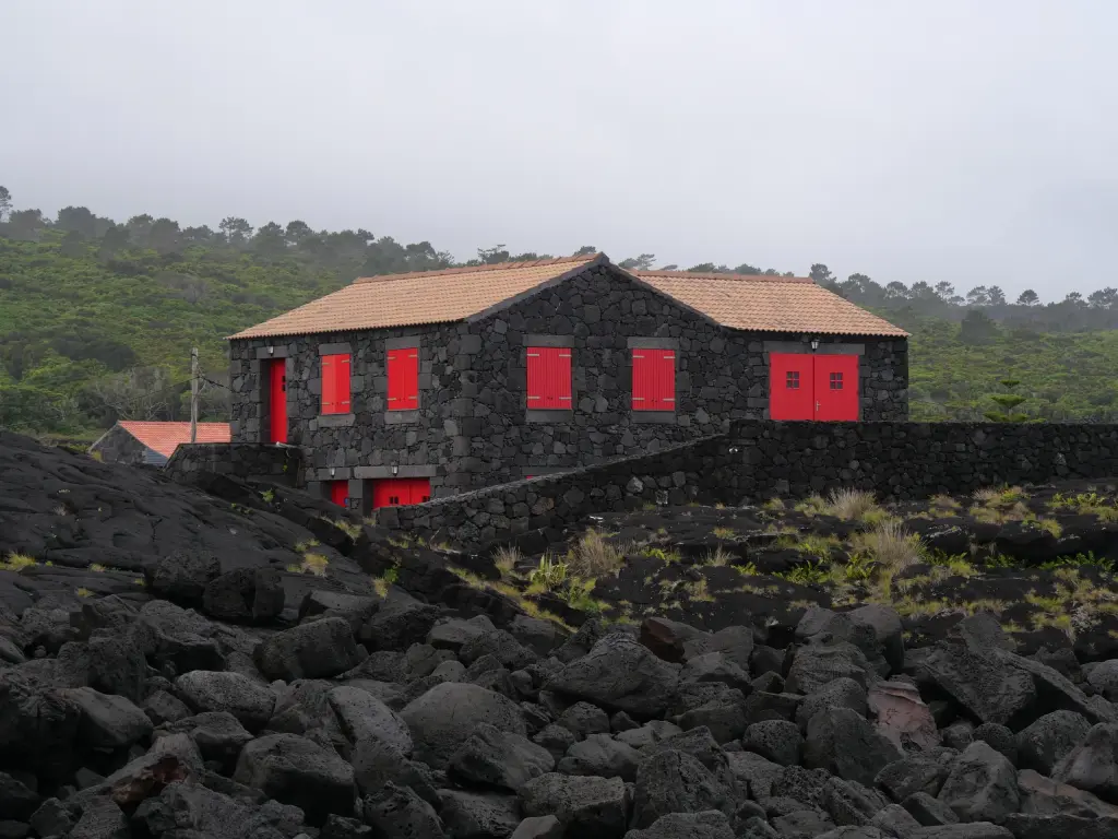 Maison traditionnelle en pierre volcanique sur l'île de Pico