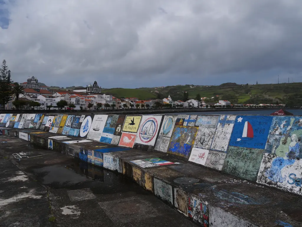 Peintures des équipages sur la marina de Horta