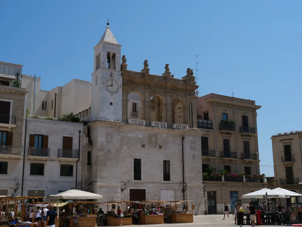 Place animée du centre historique de Matera