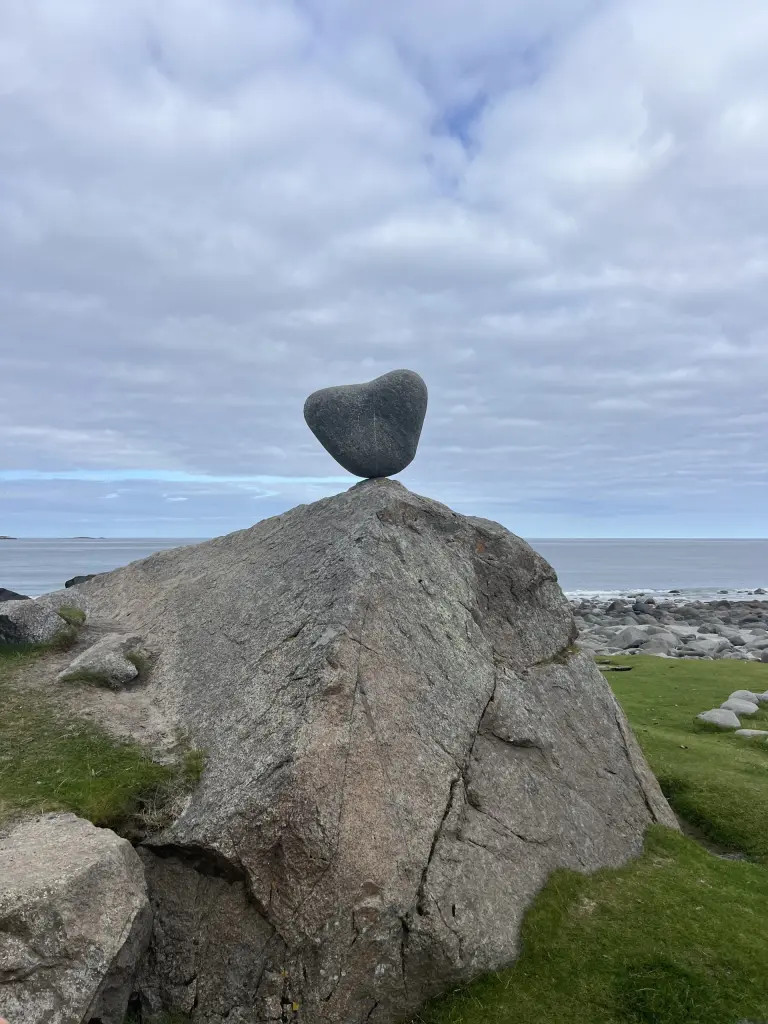 Mémorial Love sur la plage d'Uttakleiv dans les îles Lofoten