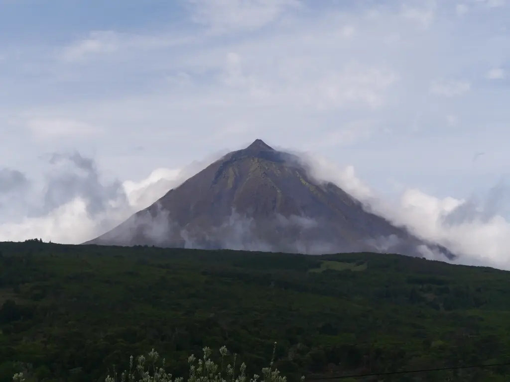 Montagne de Pico apparaissant entre les nuages depuis le ferry