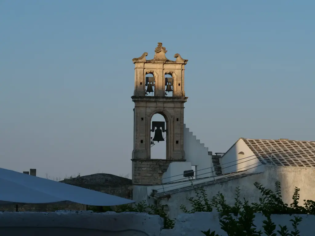 Clocher dans la lumière du soir à Ostuni