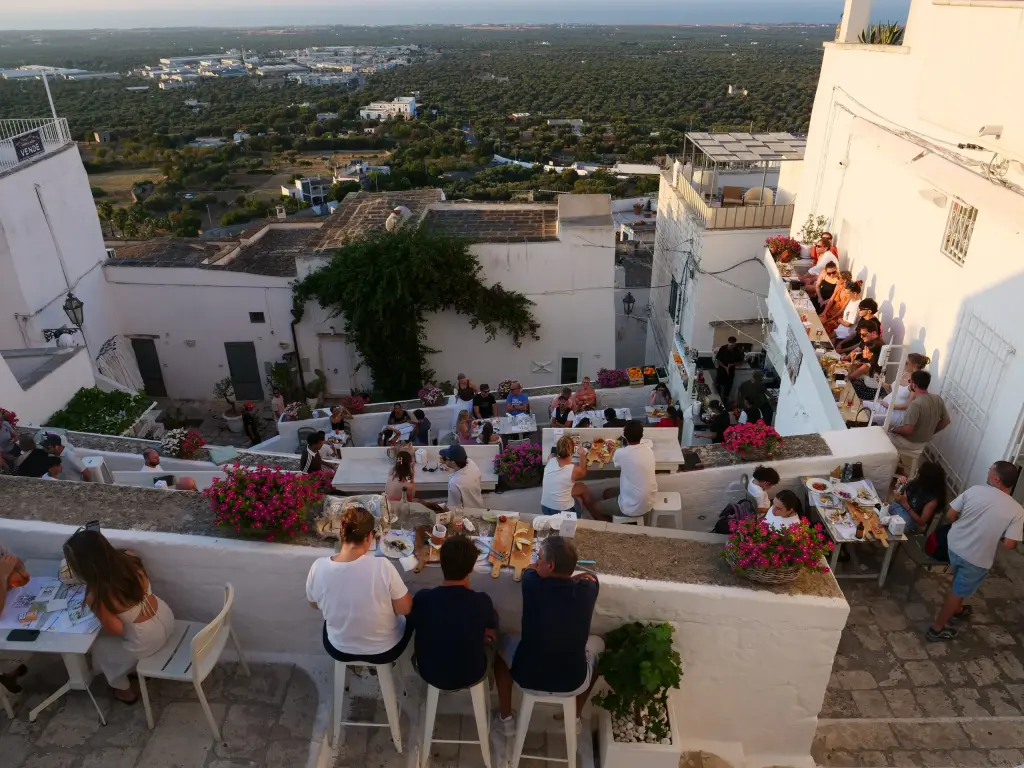 Terrasses et vieille ville blanche d'Ostuni