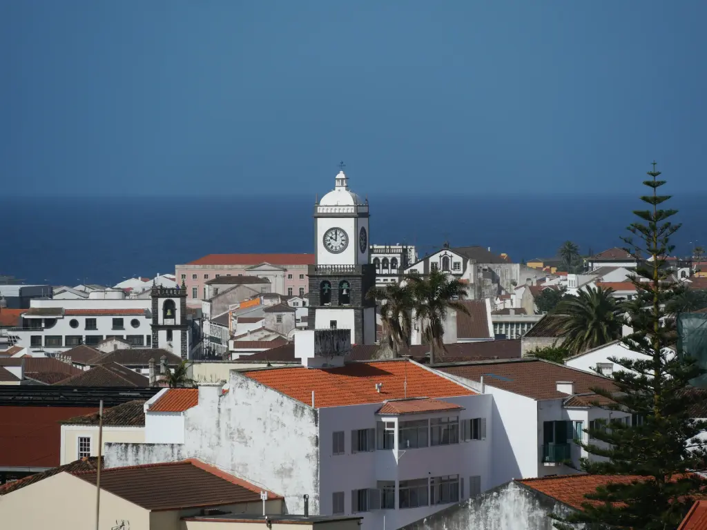 Centre historique de Ponta Delgada vu depuis les hauteurs