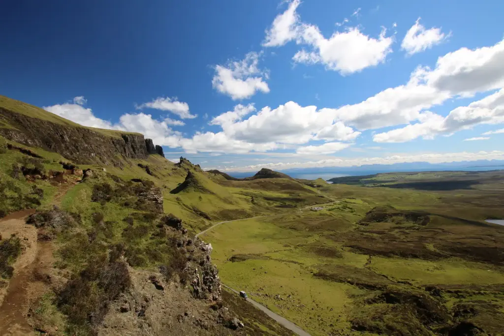 Collines et sentier du Quiraing sur l'île de Skye