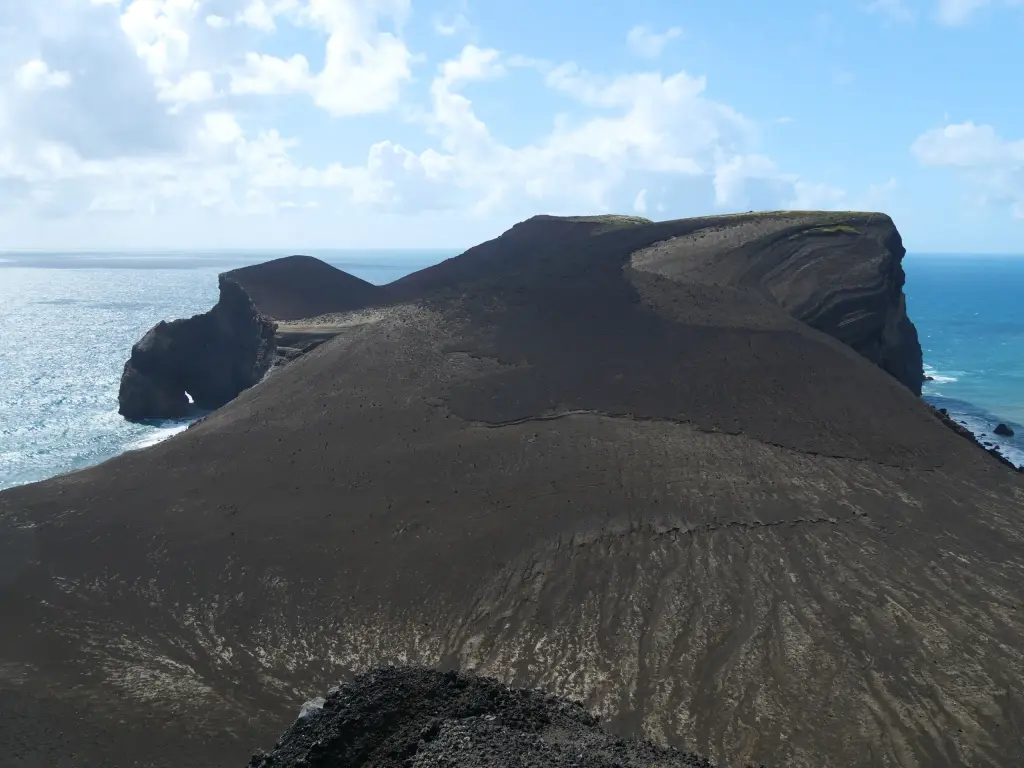 Paysage de cendres et de lave du volcan de Capelinhos