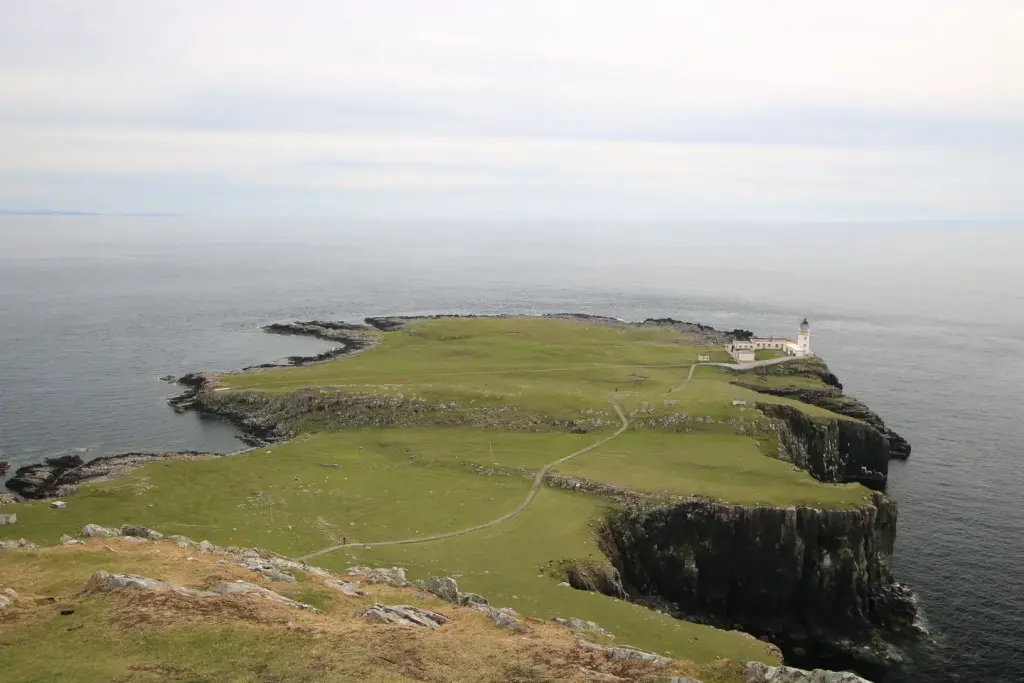 Péninsule de Neist Point et phare face à la mer
