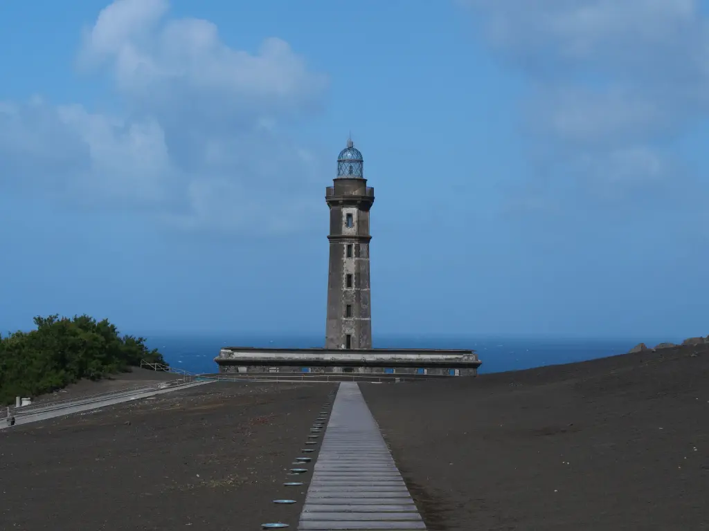 Phare de Capelinhos au milieu du paysage volcanique