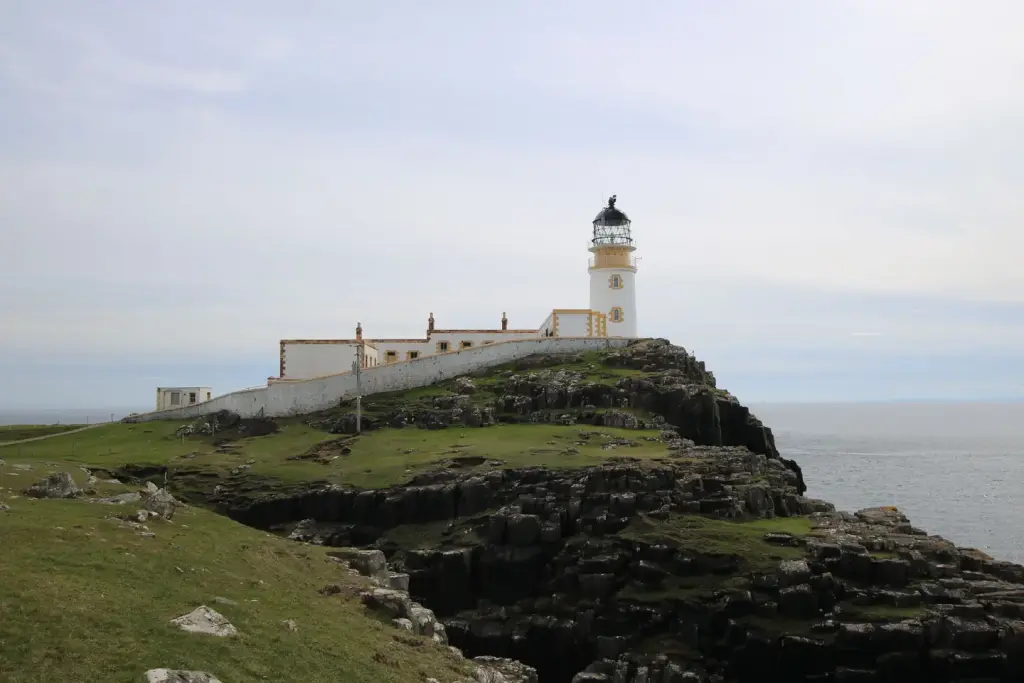 Phare de Neist Point au bord des falaises de l'île de Skye