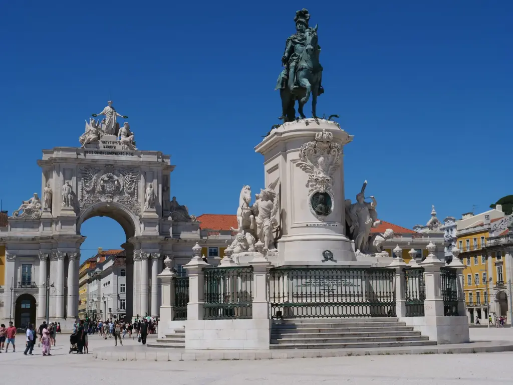 Arche de la rue Augusta et statue de la Praça do Comércio à Lisbonne