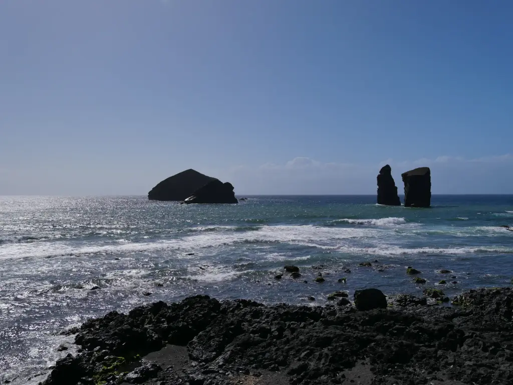 Plage noire et rochers volcaniques de Mosteiros