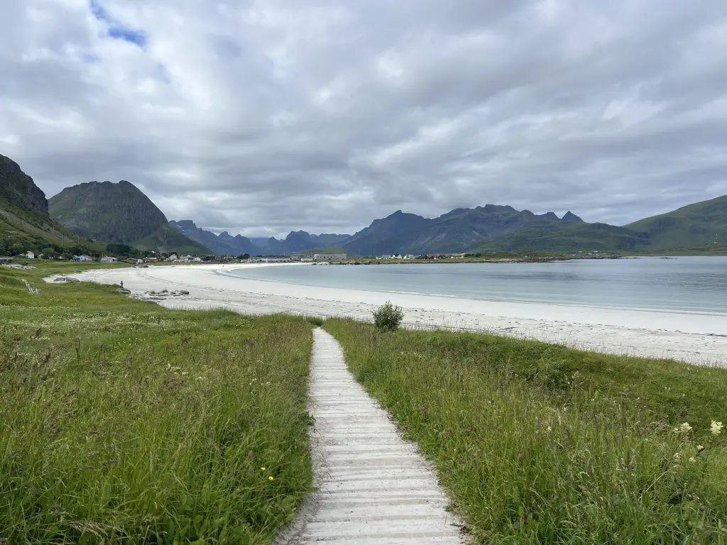 Plage de Rambergstranda dans les îles Lofoten