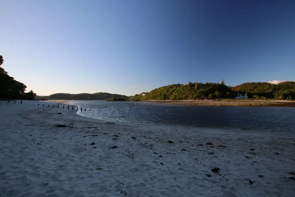 Plage de sable fin de Mallaig Beach en Écosse