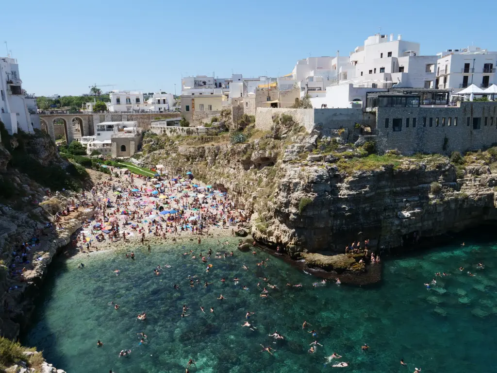 Plage de Lama Monachile entre les falaises de Polignano a Mare