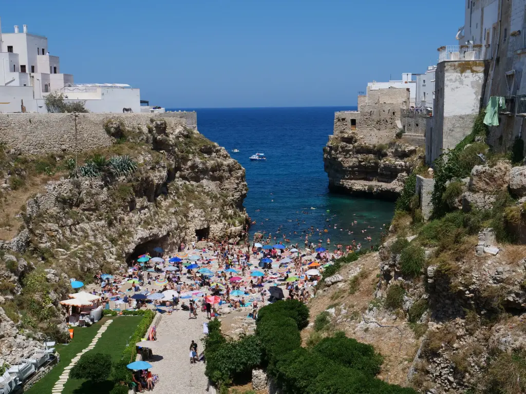 Vue côtière sur Lama Monachile à Polignano a Mare