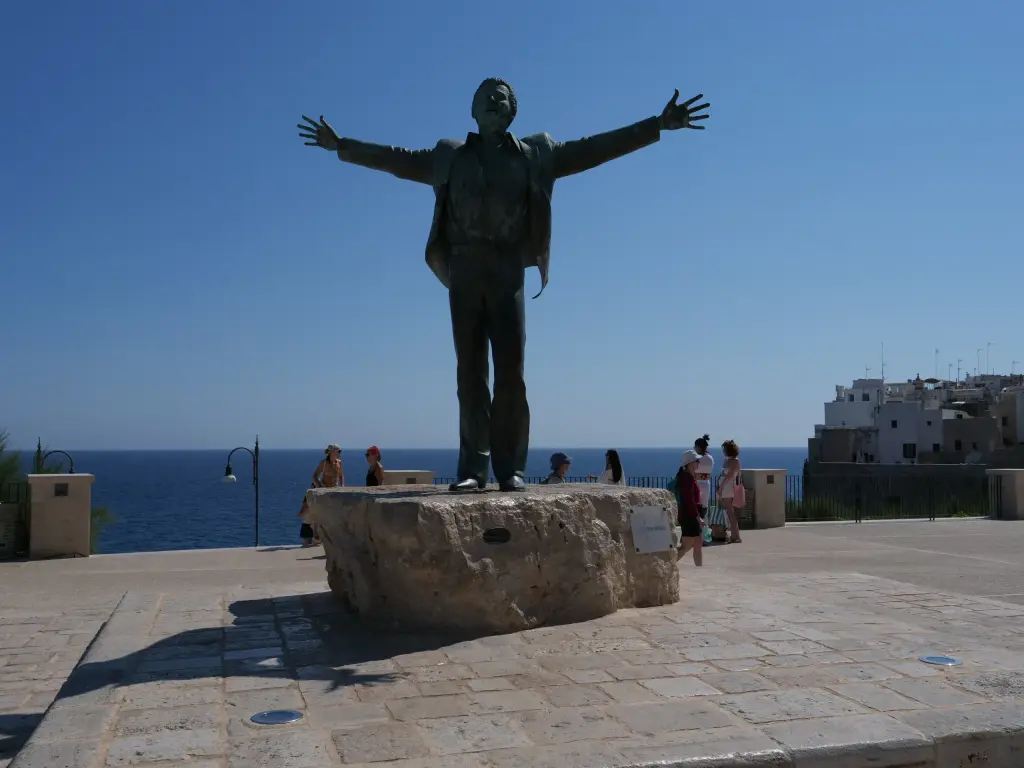 Statue de Domenico Modugno face à la mer à Polignano a Mare