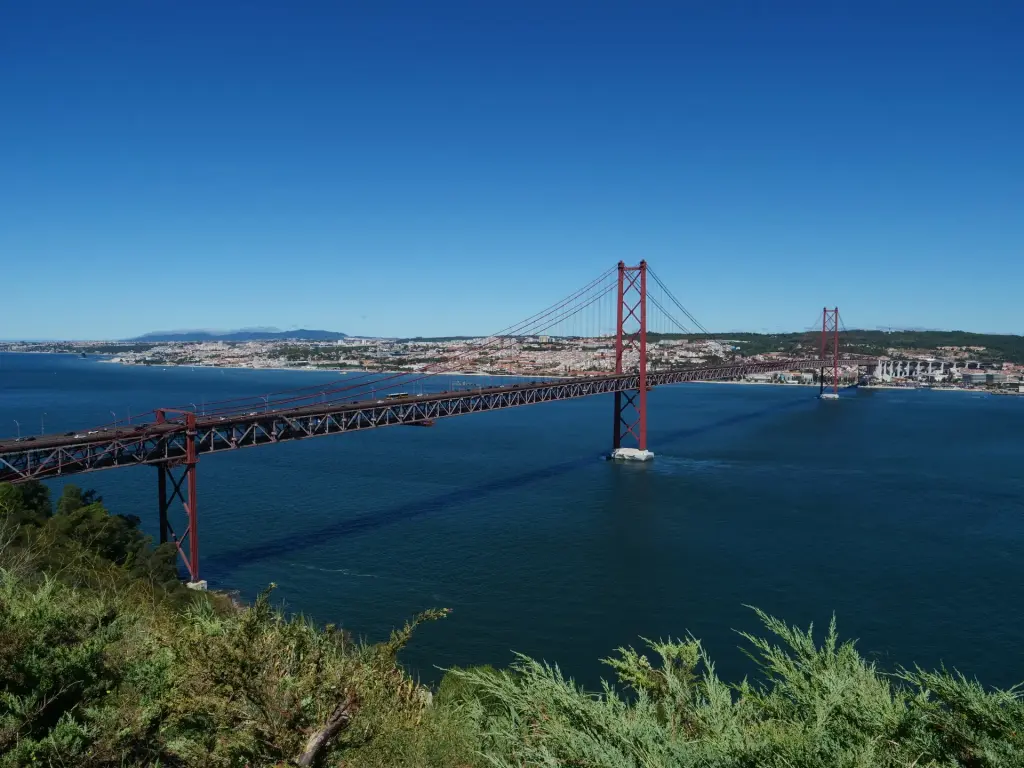 Pont du 25-Avril vu depuis Cristo Rei à Almada