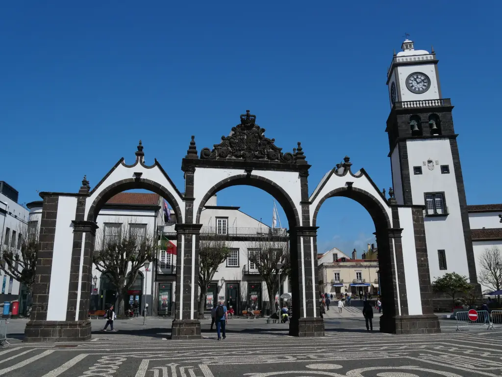 Portas da Cidade et clocher dans le centre de Ponta Delgada