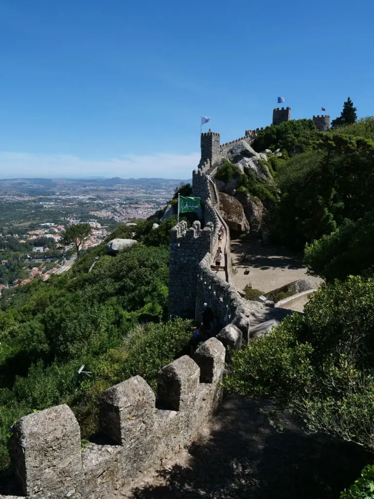 Remparts du château des Maures dans les collines de Sintra