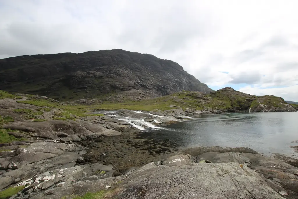 Rivage rocheux autour du Loch Coruisk sur l'île de Skye